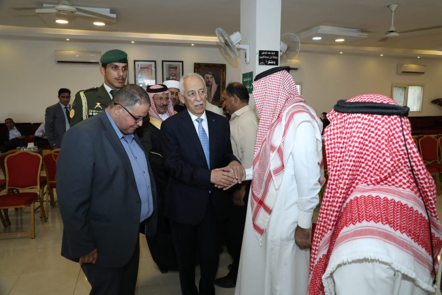 مندوبا عن الملك وولي العهد…العيسوي يعزي عشيرة الحنيطي وآل السمكري